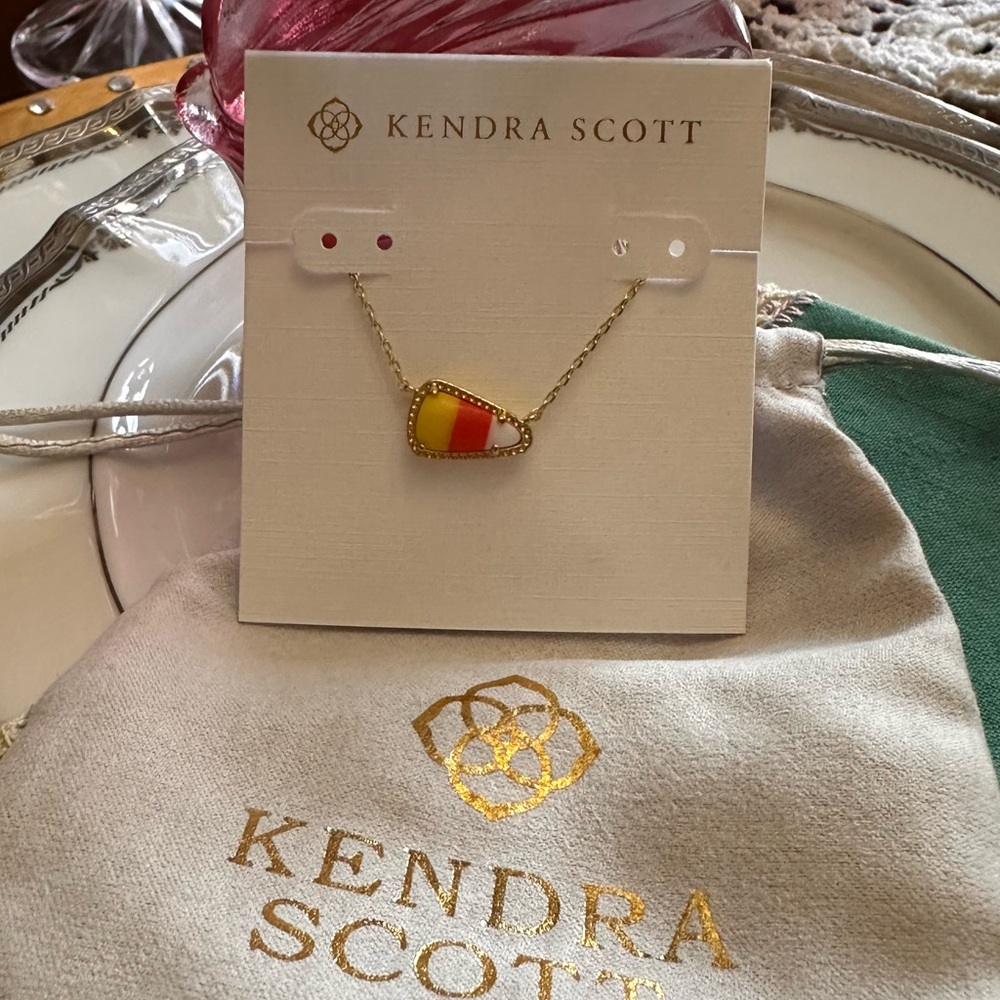 NEW KENDRA SCOTT‎ short pendant necklace in candy corn magnesite